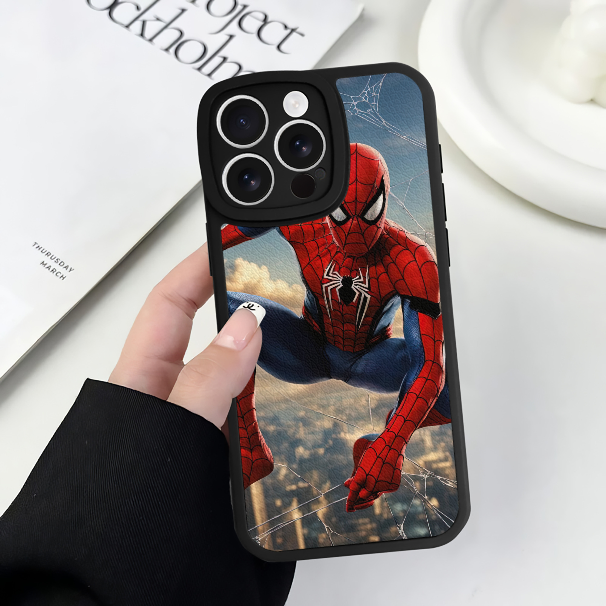 Spider Man スパイダーマン 【iPhone 16シリーズ対応】シリコンスマホケース（レザー調） 材質：シリコン